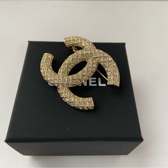 CHANEL Sparkling Gold Brooch - Picture 2 of 9